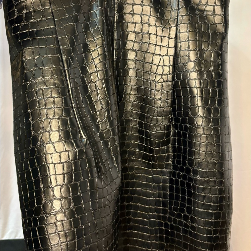 Zara Women’s Black  Textured Pencil Skirt.  Fully Lined.  Size XS